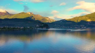 Drone 'lu hava aracı, sonbahar zamanı dağlarla çevrili güzel Garda Gölü manzarası, Trentino Alto Adige bölgesi, Lago di garda, İtalya