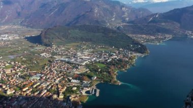 Drone 'lu hava aracı, güzel Riva del Garda kasabası ve Garda Gölü manzarası sonbahar zamanı dağlarla çevrili Trentino Alto Adige bölgesi, Lago di garda, İtalya