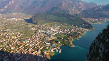 Drone 'lu hava aracı, güzel Riva del Garda kasabası ve Garda Gölü manzarası sonbahar zamanı dağlarla çevrili Trentino Alto Adige bölgesi, Lago di garda, İtalya