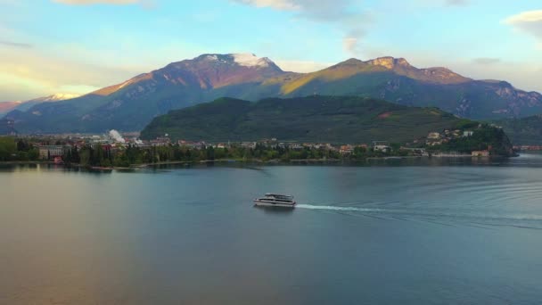 Luchtfoto Met Drone Uitzicht Het Prachtige Gardameer Omgeven Door Bergen — Stockvideo