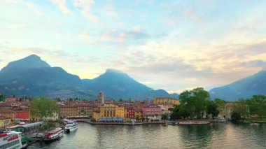 Drone 'lu hava aracı, güzel Riva del Garda kasabası ve Garda Gölü manzarası sonbahar zamanı dağlarla çevrili Trentino Alto Adige bölgesi, Lago di garda, İtalya