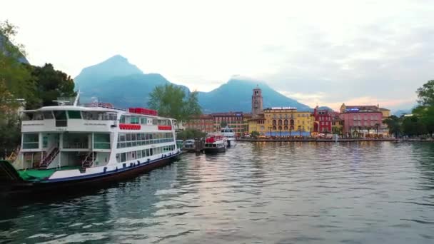 Wideo Lotnicze Dronem Widok Piękne Miasto Riva Del Garda Jezioro — Wideo stockowe