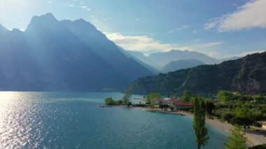 Drone 'lu hava videosu, Torbole manzaralı Garda Gölü, İtalya' da küçük bir kasaba. Avrupa. Garda Gölü yazın dağlarla çevrilidir.
