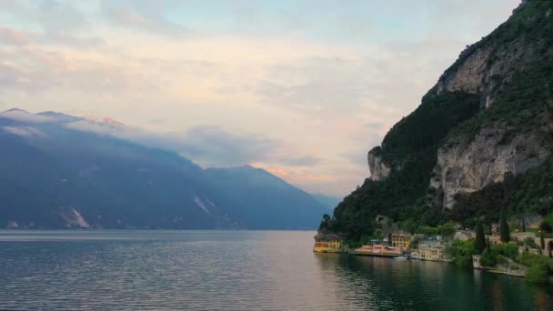 Drone Hava Aracı Güzel Riva Del Garda Kasabası Garda Gölü — Stok video