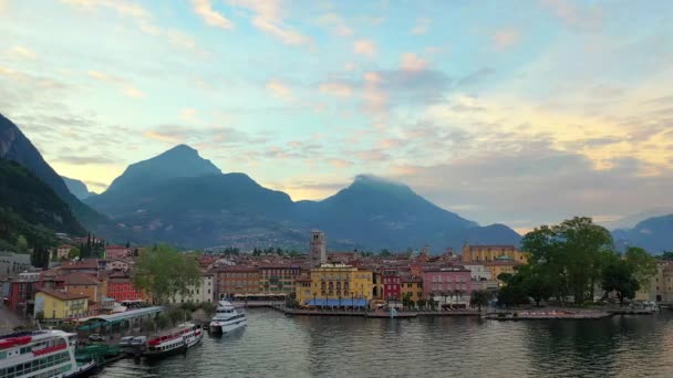 Luchtfoto Met Drone Uitzicht Prachtige Stad Riva Del Garda Het — Stockvideo