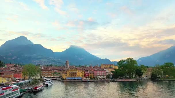 Luchtfoto Met Drone Uitzicht Prachtige Stad Riva Del Garda Het — Stockvideo