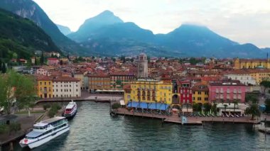 Drone 'lu hava aracı, güzel Riva del Garda kasabası ve Garda Gölü manzarası sonbahar zamanı dağlarla çevrili Trentino Alto Adige bölgesi, Lago di garda, İtalya