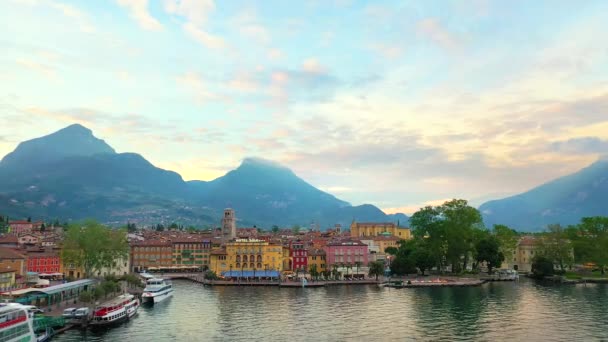 Luchtfoto Met Drone Uitzicht Prachtige Stad Riva Del Garda Het — Stockvideo