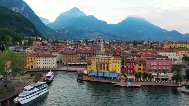 드론으로찍은 아름다운 리바델가르다 Riva Del Garda 과가다 Garda Lake 시간에 — 비디오