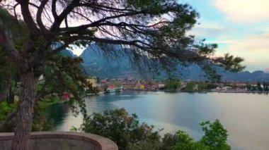 Drone 'lu hava aracı, güzel Riva del Garda kasabası ve Garda Gölü manzarası sonbahar zamanı dağlarla çevrili Trentino Alto Adige bölgesi, Lago di garda, İtalya