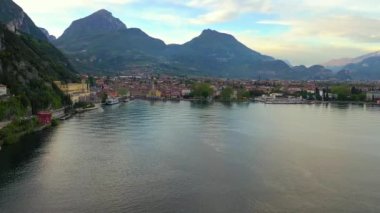 Drone 'lu hava aracı, güzel Riva del Garda kasabası ve Garda Gölü manzarası sonbahar zamanı dağlarla çevrili Trentino Alto Adige bölgesi, Lago di garda, İtalya