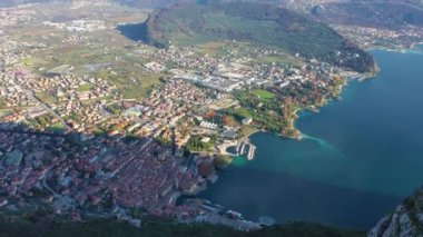 Drone 'lu hava aracı, güzel Riva del Garda kasabası ve Garda Gölü manzarası sonbahar zamanı dağlarla çevrili Trentino Alto Adige bölgesi, Lago di garda, İtalya