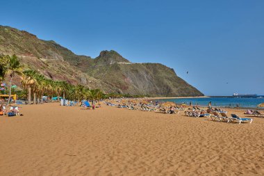 Playa de las Teresita, Tenerife, İspanya - 15 Kasım 2015: Ünlü plaj Playa de las Teresitas, Tenerife, Kanarya Adaları, İspanya