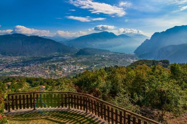 Garda Gölü 'nün muhteşem manzarası Riva del Garda' da dağlarla çevrili, Garda Gölü hava manzaralı, İtalya