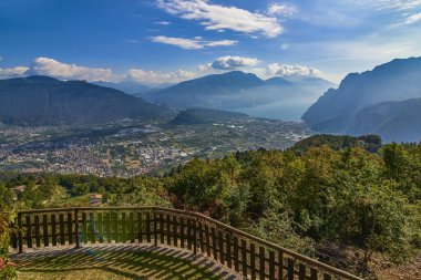 Garda Gölü 'nün muhteşem manzarası Riva del Garda' da dağlarla çevrili, Garda Gölü hava manzaralı, İtalya