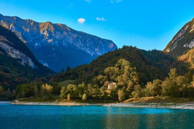 Tenno Gölü 'nün sudaki yansıması. Trento, İtalya, Europa. Dağlarda turkuaz göl
