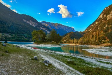 Tenno Gölü 'nün sudaki yansıması. Trento, İtalya, Europa. Dağlarda turkuaz göl