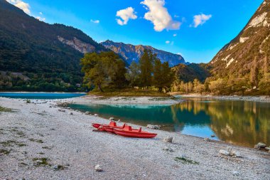 Tenno Gölü 'nün sudaki yansıması. Trento, İtalya, Europa. Dağlarda turkuaz göl