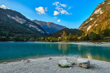 Tenno Gölü 'nün sudaki yansıması. Trento, İtalya, Europa. Dağlarda turkuaz göl