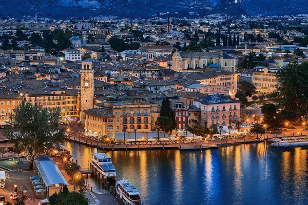 Gecenin güzel manzarası Riva del Garda, Garda Gölü, İtalya