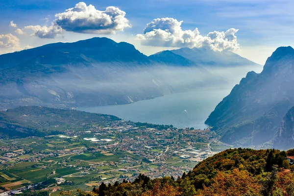 Panorama Gorgeous Lake Garda Surrounded Mountains Riva Del Garda Garda — Stock Photo, Image