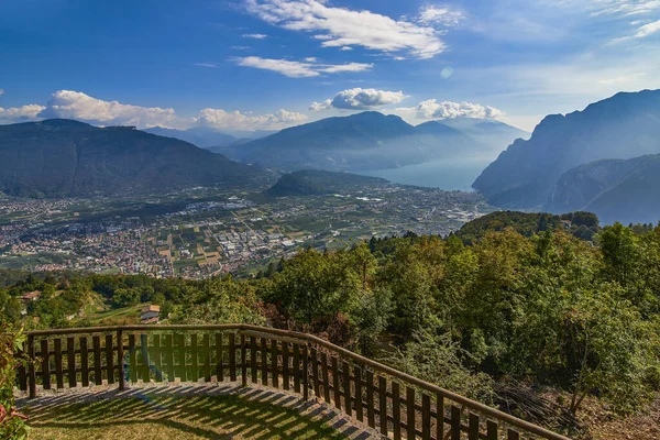 Panorama Nádherného Jezera Garda Obklopen Horami Riva Del Garda Garda — Stock fotografie