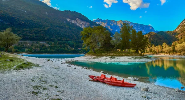 Tenno Gölü 'nün sudaki yansıması. Trento, İtalya, Europa. Dağlarda turkuaz göl