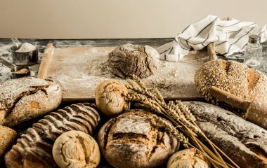 Bütün tahıl somun ekmek - küçük fırın sahne yapma. Çiğ hamur pasta kurulu.