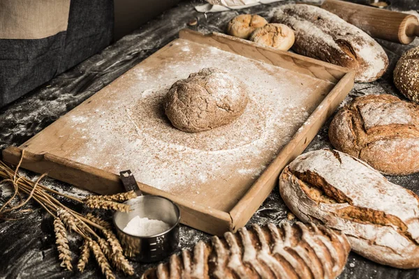 Takže Celozrnný Bochník Chleba Malé Pekařství Scenérie Syrové Těsto Vále — Stock fotografie