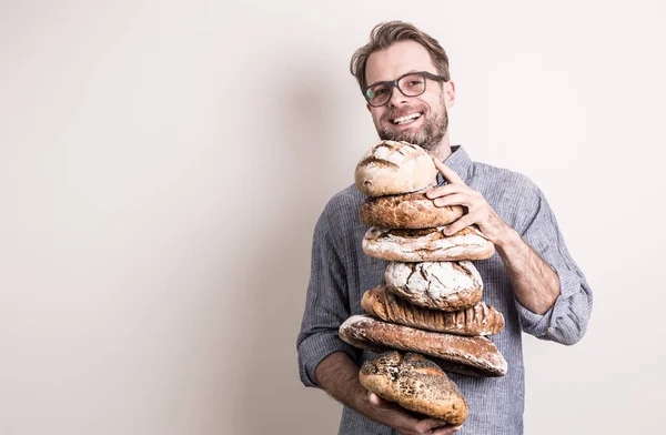 Heureux Boulanger Souriant Tenant Pile Pains Rustiques Croustillants Petite Entreprise — Photo
