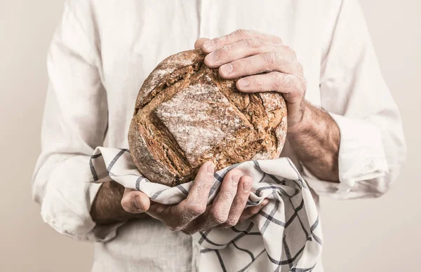 Pão Crocante Rústico Mãos Padeiro Forte Close Pequenas Empresas Conceito — Fotografia de Stock