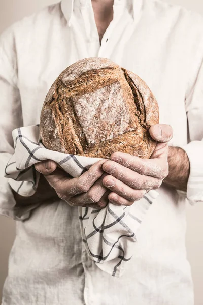 Rustykalne Chrupiący Bochenek Chleba Ręce Mężczyzny Silnego Baker Zbliżenie Small — Zdjęcie stockowe