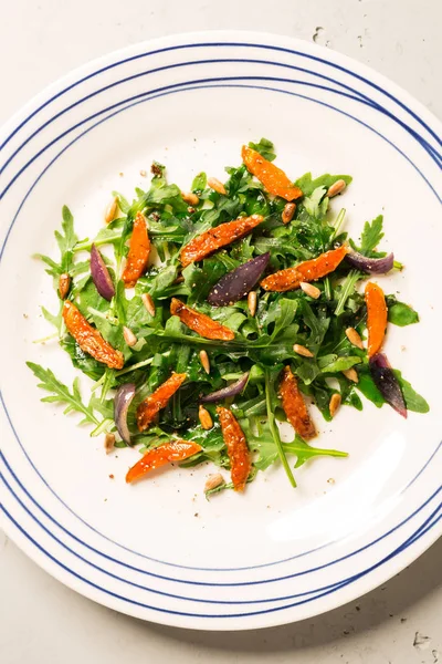 Salata Arugula Rucola Karamelize Havuç Soğan Ayçiçeği Tohumu Ile Yakın — Stok fotoğraf