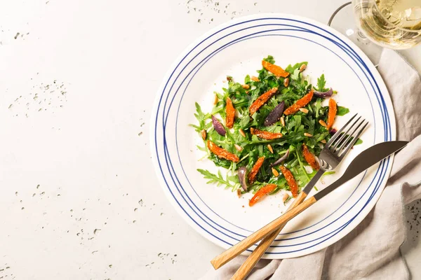 Salada Com Arugula Rucola Cenoura Caramelizada Cebola Sementes Girassol Placa — Fotografia de Stock
