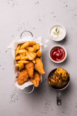 Öğle veya akşam yemeği - tavuk şeritler, patates kızartması, mısır ve dips