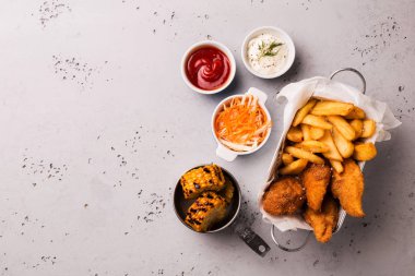 Öğle veya akşam yemeği - tavuk şeritler, patates kızartması, mısır ve dips