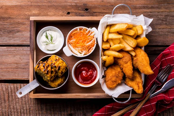 Akşam yemeği - tavuk şeritler, patates kızartması, kavrulmuş mısır ve salata