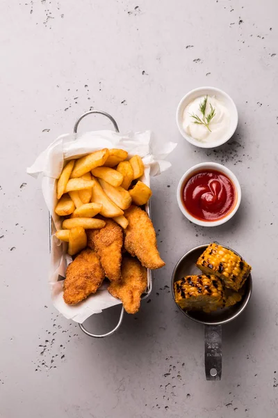 Öğle veya akşam yemeği - tavuk şeritler, patates kızartması, mısır ve dips