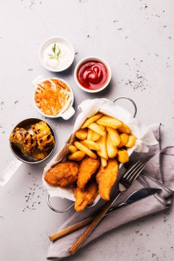 Öğle veya akşam yemeği - tavuk şeritler, patates kızartması, mısır ve dips