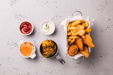 Öğle veya akşam yemeği - tavuk şeritler, patates kızartması, mısır ve dips