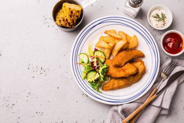 Öğle veya akşam yemeği - tavuk şeritler, patates kızartması, salata, mısır ve dips