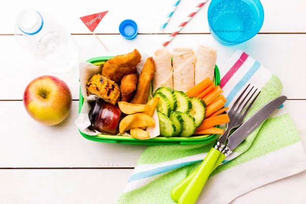 Piknik ebéd doboz csirke, sült krumpli, tortilla és zöldség — Stock Fotó