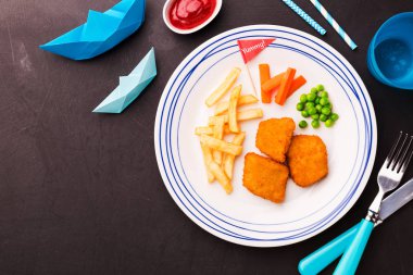 Çocuk yemeği (akşam yemeği) - balık, cips, havuç ve yeşil bezelye