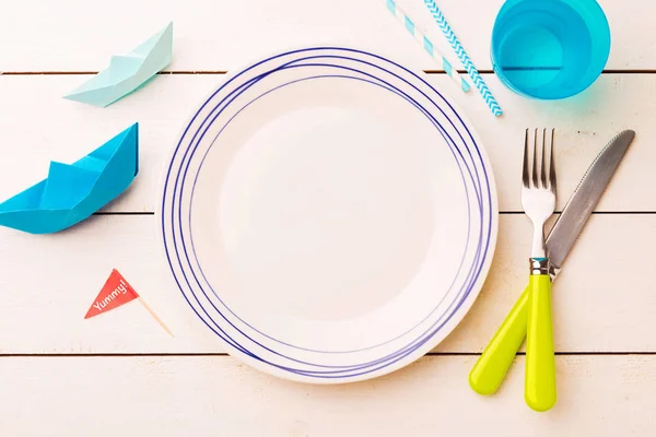 儿童餐桌设置 - 带装饰的空盘子 — 图库照片