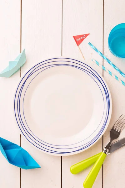 Table setting for kids - empty plate with decorations around — Stock Photo, Image