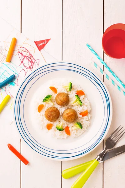 Gyerekétkezés (vacsora)-húsgombóc, rizs, brokkoli és sárgarépa — Stock Fotó