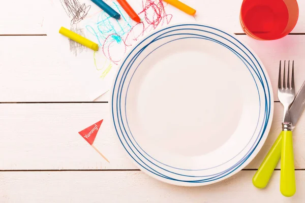 Table setting for kids - empty plate with decorations around — Stock Photo, Image