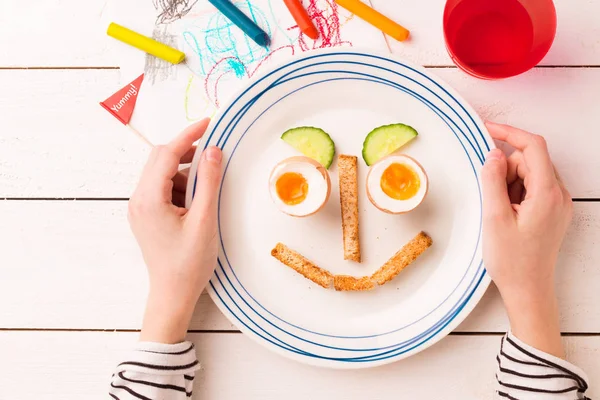 有趣的早餐在孩子手中 - 鸡蛋和烤面包 — 图库照片