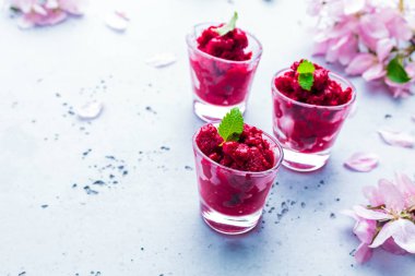 Ahududu sorbe - yaz soğuk, ferahlatıcı meyveli tatlı