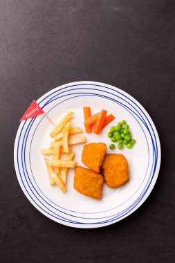 Çocuk yemeği (akşam yemeği) - tavuk nuggets, cips ve yeşil bezelye